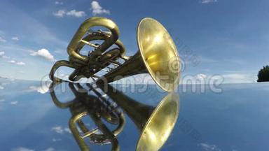 镜子上古老的复古金色乐器黄铜风乐器。 延时4K